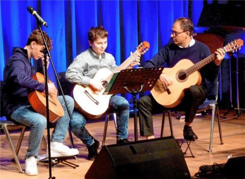 Jan Kratzl (links) und Julian Kautz (Mitte) mit Lehrer Georgy Moravsky beim Tango. Foto Fischer