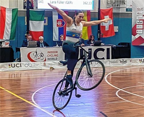 Jana Pfann von der Soli Bruckmühl gewann mit 184 Punkten die erste Runde des UCI Artistic Cycing World Cups. Hier ist sie im Sternchen-Trikot beim Dornenstandsteiger rückwärts freihändig zu sehen.Foto Paul Jacek
