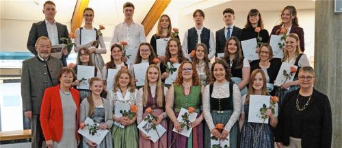 Je eine Rose gab es für die Absolventen mit einem Notendurchschnitt von 1,0 bei der Verabschiedung an der Staatlichen Berufsschule Rosenheim II. Foto re