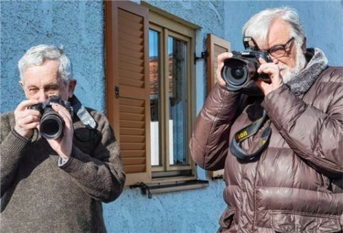 Josef Huber (links) und Franz Böck (rechts) sind seit 44 Jahren im Fotoclub Haag und zählen zu den Gründungsmitgliedern. Foto Weinfurtner