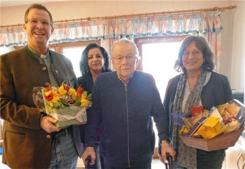 Josef Voglmaier (Zweiter von rechts) erhielt Glückwünsche zu seinem 95. Geburtstag von (von links) Pfarrer Michael Seifert, Monika Oberbacher vom Pfarrgemeinderat und Bürgermeisterin Petra Jackl. Foto bachmaier