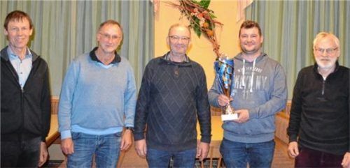Josef Weiß, Vorstand der KSK Niedertaufkirchen, mit dem Sieger in der Einzelwertung, Josef Wimmer, und den Spielern der Mannschaftswertung, Jakob Schaber, Leonhard Maier, Martin Hahn (von rechts). Foto Lohr