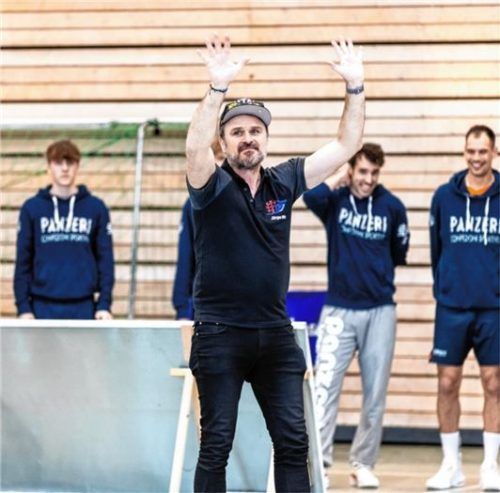 Jürgen Wöls hat vor neun Monaten das Traineramt bei Mühldorfs Herren übernommen und feiert nun den Wiederaufstieg in die 2. Bundesliga.Foto FabianBartsch