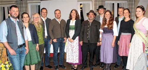 Jung und dynamisch hofft die neugewählte Vorstandschaft auf ertragreichere Obstjahre: (von links) Vorsitzender Michael Litzlfelder, seine Stellvertreterin Agnes Riedl, Anni Angermaier, Thomas Gasteiger, Sepp Lagler, Luise Tutschka, Christian Eder, Balthasar Höfer, Kassierin Margret Bernrieder, Bernhard Bocksberger, Schriftführerin Elisabeth Gasteiger sowie Apfelkönigin Regina II. (Weinzierl). Fotos Strim