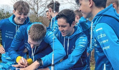 Junges Team in Blau: Neun der 14 Fahrer fallen unter die Kategorie U23. Foto Marko Aleksic