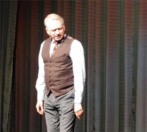 Kabarettist Christian Springer hatte im Mareissaal in Kolbermoor auf viele Fragen eine humorvolle Antwort.Foto Franke