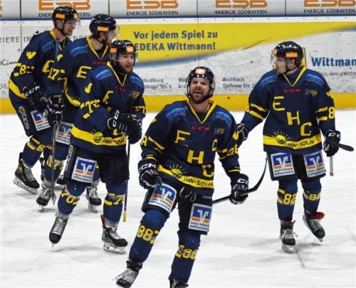Kapitän Nico Vogl geht voran, das Team des EHC Waldkraiburg folgt – möglicherweise zum Meistertitel in der Eishockey-Landesliga?Foto Paolo del Grosso