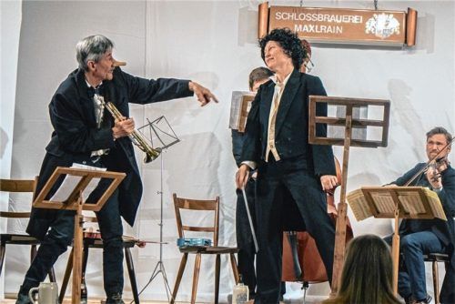 Karl Valentin, alias Harry Filipitsch, stört wieder den Kapellmeister (Sonja Niedermaier). Davon unbeeindruckt zeigt sich der Musiker, gespielt von Klaus Lechner.Foto Stache