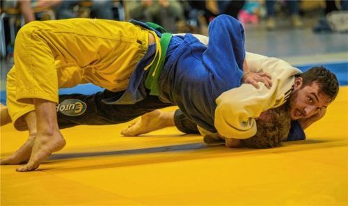 Kein Entkommen gab es aus dem Kesa-Gatame-Haltegriff vom Töginger Franz Eisgruber. Foto Tremmel