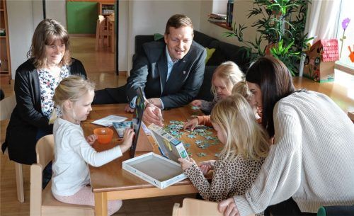 Keine Patentrezepte: Bürgermeister Simon Frank bei seinem Besuch im Kindergarten „Spatzennest“ mit der Leiterin Claudia Scheck (links). Foto Rehberg