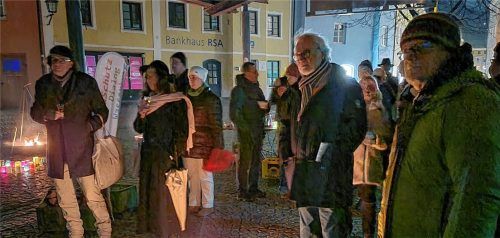 Kerzen statt elektrisches Licht erleuchteten die Wasserburger Hofstatt bei der „Earth Hour“. Eingeladen hatten Albert Bernstetter (rechts) vom Klimaschutzdialog und Zweiter Bürgermeister Werner Gartner (Zweiter von rechts). Foto rieger