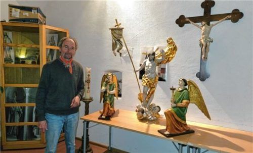 Kirchenpfleger Eugen Rippl freut sich über die ansprechende Ausführung der Restauration durch Barbara Wapler. Foto stettner
