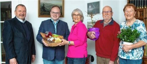 Kleine Runde zum runden Geburtstag: Der stellvertretende Bürgermeister Martin Aufenanger, Bürgermeister Andreas Friedrich, Jubilarin Angela Kind, Gatte Helge Kind und Freundin Gaby Rau. Foto  Berger