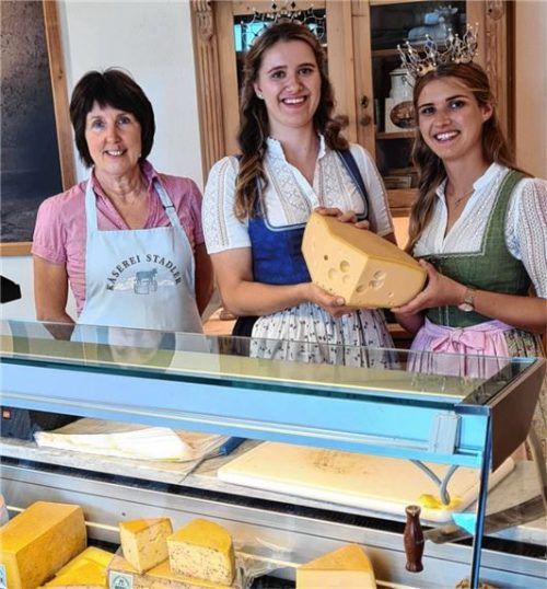 Königliche Hoheiten zu Besuch bei Hubert Stadler: Charles, damals noch Prince of Wales, und seine Frau Camilla ließen sich die Käseherstellung erklären und probierten das schmackhafte Endprodukt (oben). Von der Qualität der Erzeugnisse überzeugten sich auch schon (unten von rechts) die Bayerische Milchkönigin Veronika Gschoßmann und die Bayerische Milchprinzessin Philomena Mögele bei Käseverkäuferin Irmi Heller im Antersberger Hofladen. Fotos re