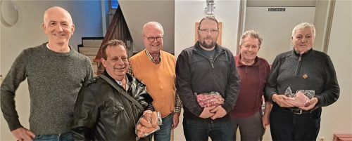 Kolpingvorsitzender Franz Besel (links) und Spielleiter Sepp Davanzo (Dritter von links) gratulierten (von links) Angelo Carta, Turniersieger Martin Estermann, dem Zweitplatzierten Franz Gartmeier und Didi Henkensiefken, der bei den Skatspielern erfolgreich war.Foto Hadersbeck