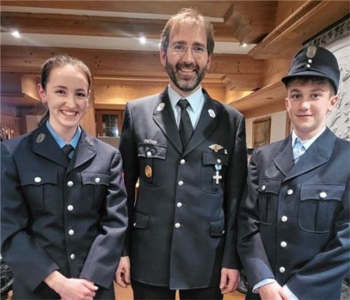 Kommandant Johann Pfab (Mitte) nahm Leonie Pfab (links) und Sebastian Stadler (rechts) in die Reihen der Jugendfeuerwehr auf. Fotos Hecht