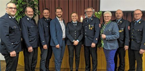 Kommandant Michael Jäkel, Feuerwehrreferent Ulrich Niederschweiberer, Daniel Peretzki, Michael Hetzl, Annalena Reiss, Rudolf Valta, Ilse Preisinger-Sontag, Zweiter Kommandant Roland Haunberger, Kreisbrandinspektor Werner Hummel (von links).Foto rath
