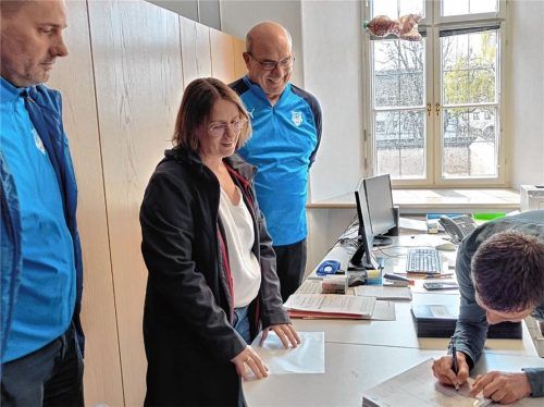 Hunderte Unterschriften übergaben (von links) Sascha Otten, Gabriele Reich und Josef Kurzmeier an Geschäftsstellenleiter Maximilian Brockhoff. Foto Huber