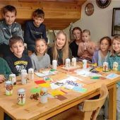 Nachwuchs bastelt Osterkerzen beim Trachtenverein Edelweiß
