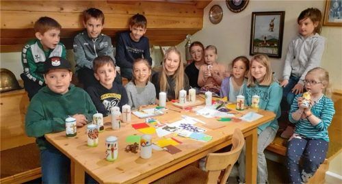 Kreuz und Osterlamm waren die begehrtesten Motive auf den Osterkerzen. Foto Hecht