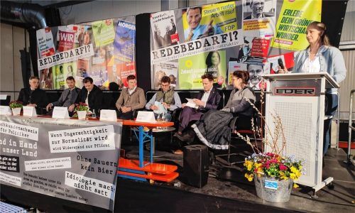 Kritik an der überbordenden Bürokratie stand im Mittelpunkt einer Podiumsdiskussion in Tuntenhausen, zu der (von links) Rosenheims Landrat Otto Lederer (CSU), Kreishandwerksmeister Rudolf Schiller, Bayerns Dehoga-Geschäftsführer Dr. Thomas Geppert, Schreiner und Landwirt Sepp Hofmeyer, Markus Huber von „Hand in Hand“, Grünen-Landtagsabgeordneter Ludwig Hartmann und Christine Singer, Europawahl-Spitzenkandidatin der Freien Wähler in Bayern, geladen waren. Moderiert wurde der Abend von Silke Hertrich (rechts). Foto Auer
