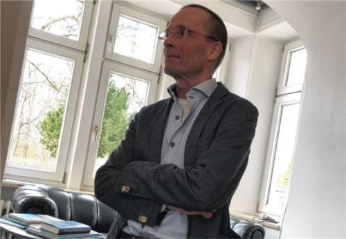 Künstler Michael Dillmann erläutert auf der Vernissage zu seiner Ausstellung eines seiner Werke.Foto  Bößwetter.