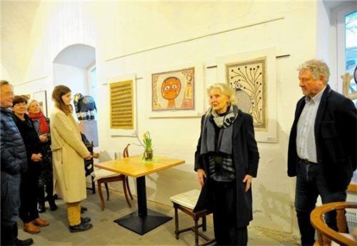 Künstlerin Astrid Peller erläutert bei einem Rundgang die indischen Ausstellungsstücke mit Josef Hederer.Foto bauer