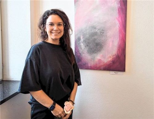 Künstlerin Kathrin Johanna Schneider vor dem Bild „Pink Love“.Foto furch