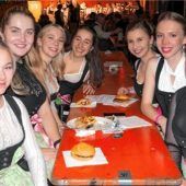 Bruder Benedikt liest Prominenz die Leviten