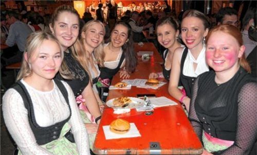 Lachen, ratschen und genießen: Dafür waren auch diese sieben Damen in die Stocksporthalle gekommen.