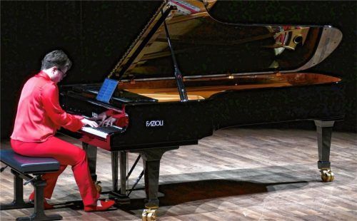 Lady in Red: Anna Geniushene verzauberte ihre Zuhörer.Foto janka