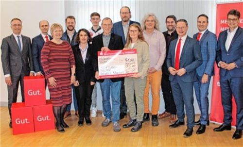 Landrat Max Heimerl (rechts) freute sich als Vorsitzender des Stiftungsrates über die Ausschüttung der vielen Spenden in diesem Jahr. Foto sparkasse