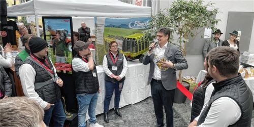 Landrat Max Heimerl war ebenfalls bei der Eröffnung der Fahrzeugproduktion Fliegl zugegen. Fotos Manzinger