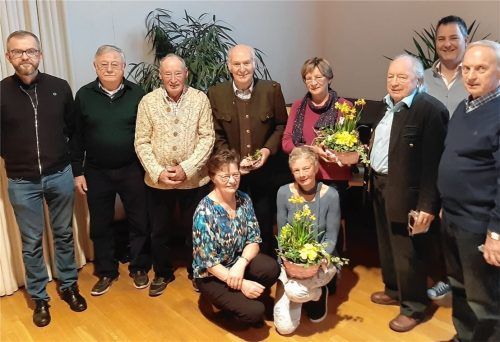 Langjährige Mitglieder wurden geehrt: (hinten, von links) Pater Pawel Klos, Hans-Jürgen Henke, Josef Wimmer, Franz Mitterberger, Gusti Balhuber, Hermann Stadler, Bürgermeister Christian Weyrich und Bernhard Wimmer sowie (vorne, von links) Vereinsvorsitzende Gertraud Reiser und Claudia Gottinger. Foto Höpfinger
