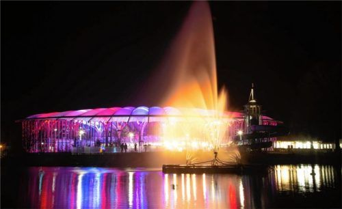 Lichtshow zum Auftakt: Das Bad öffnete mit einem großen Rahmenprogramm.