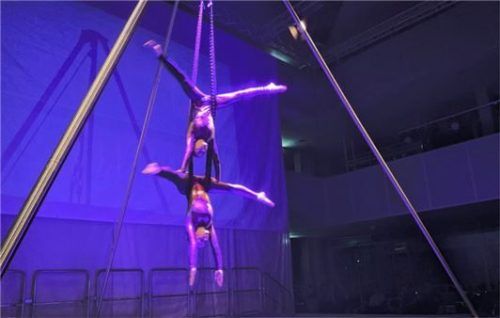 Lisa Graf und Fanny Gall zeigten ästhetische Netzakrobatik am Tripod. Fotos Buxot