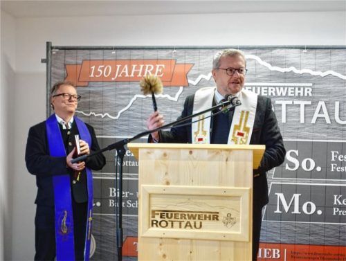 „Lobe den Herrn“: Pfarrer Rainer Maier von der evangelischen Kirche (links) und Pfarrer Andreas Horn von der katholischen Kirche segneten das neue Feuerwehrgerätehaus in Rottau. Foto  Adersberger