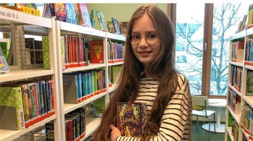 Louisa Ribbe (12) aus Bad Aibling hat ein besonderes Talent. Sie liebt es, beim Vorlesen in verschiedene Sprechrollen zu schlüpfen.Foto Bettinger