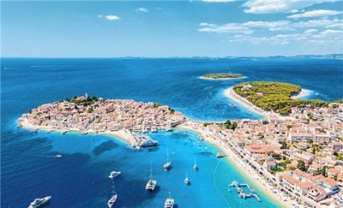Malerische Altstadt und Traumstrand von Primosten zwischen Sibenik und Trogir. Foto Darko Kesnje