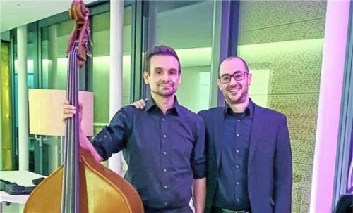 Maximilian Schmid am Bass und Nasos Koutifaris am Piano bestreiten den jazzigen Konzertabend. Foto Auer/Stadtmarketing Traunstein