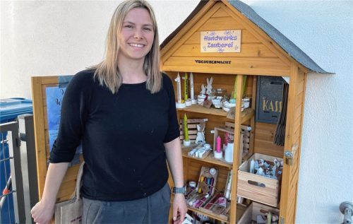 Melanie Kalleder vor dem Verkaufshäuschen ihrer „Handwerkszauberei“ in der Oberhofener Straße im Mühldorfer Norden.