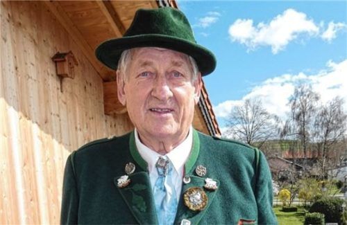 Michael Bernauer wurde für sein langjähriges Wirken als Gauvorsitzender der Veteranen im Chiem- und Rupertigau zum Ehrenvorsitzenden ernannt. Foto  Müller