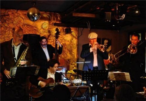 Mit Count Basie widmete sich das Samerberger Jazzensemble einem der Großen des Swings. Foto prechtl