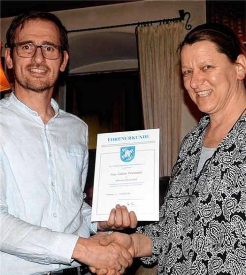 Mit der Silbernen Ehrennadel des Verbands der Bayerischen Bienenzüchter zeichnete Vorsitzender Georg Köhldorfner Gudrun Peteranderl für ihre 15-jährige Mitgliedschaft aus.Foto unterforsthuber