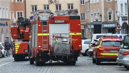 Mit einem Großaufgebot rückten Hilfskräfte auf dem Mühldorfer Stadtplatz an. Foto fib/Ess