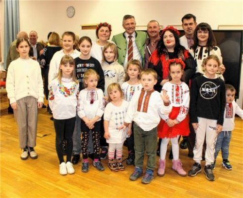 Mit einem herzergreifenden Dankeschön verabschiedeten ukrainische Bürger nach der Bayernhymne den scheidenden Bürgermeister.