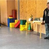 Kinder verabschiedenbeliebten Hausmeister