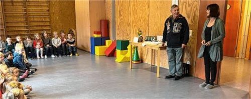Mit einem „Servus“ verabschiedet sich der Pfarrkindergarten Vagen von seinem langjährigen Hausmeister. Foto Re
