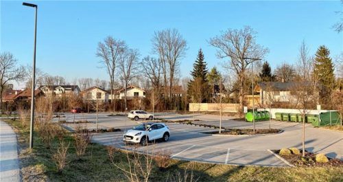 Mit einer Grundsatzentscheidung brachte der Marktausschuss ein innovatives Projekt auf den Weg: Die Parkplätze an der zweiten Mangfallbrücke/Friedhof Hinrichssegen (Foto) und an der Heufelder Justus-von-Liebig-Schule/Kindergarten „Haus für Kinder“ werden mit Photovoltaik-Überdachungen in Ständerbauweise bestückt. Foto  Neuwirth