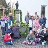 Schüler schmücken Osterbrunnen